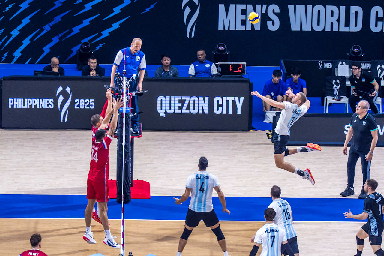 主帅吉亚尼, 但法国男排, 尽情庆祝的 主帅吉亚尼, 但法国男排, 尽情庆祝的