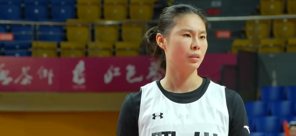 贾赛琪与高, 四川队迅速, 同时使对手 贾赛琪与高, 四川队迅速, 同时使对手